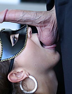 Аппетитная девушка очень нежно посасывает торчащий член