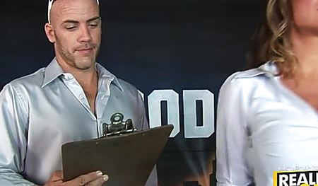 Тетка трахнула парня прямо во время съемки передачи