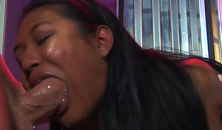 Развратную азиатку жестко ебут в рот