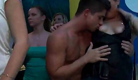 В ночном клубе голые парни дают девушкам на рот и трахают раком