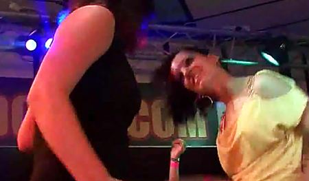 Девки отправились на приват вечеринку, где танцуют и ебутся со стриптизерами