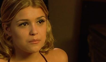 Классно разложили блондинку вдвоем и трахнули во все тугие дырки.