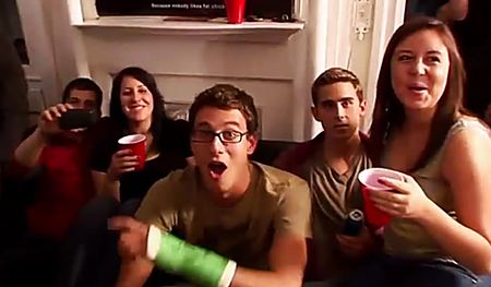 На вечеринке ебля пьяных девок перешла в групповое пориво