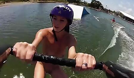 Очень красивые девушки голышом катаются на водной доске