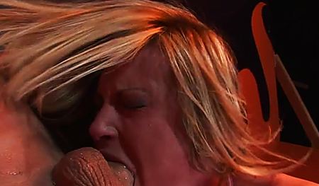 Блондинка в туфлях берет член в самое горло