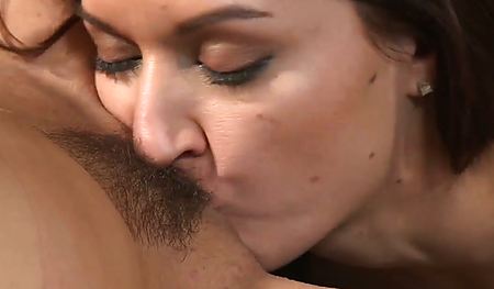 Нежно ласкает подругу в лобок