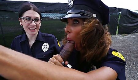 Негр радует членом двух полицейских