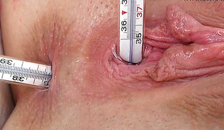 Измеряет пациентке температуру киски и попки