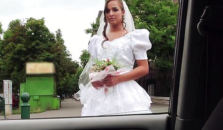 Парень выебал чужую невесту в автомобиле