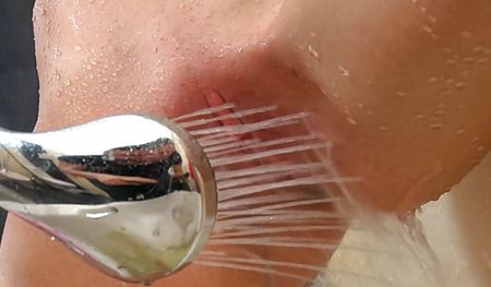 Девушка помыла в ванной пизду