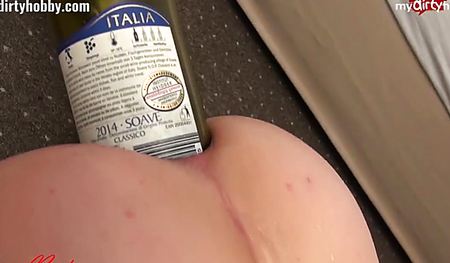 Ебет бабенку в жопу бутылкой