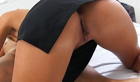 Сидит на кровати в юбке без трусиков