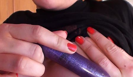 Шалава дергает свой клитор и стонет