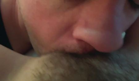 Любит нюхать волосатую письку