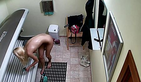 Полностью разделась в солярии