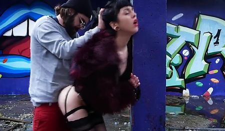 Смачно имеет девушку у столба