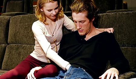 Достает член из ширинки