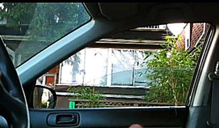 Страстно дрочит свой член на публике