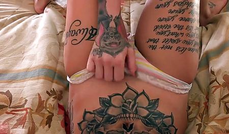 Помогает вибратором расслабиться