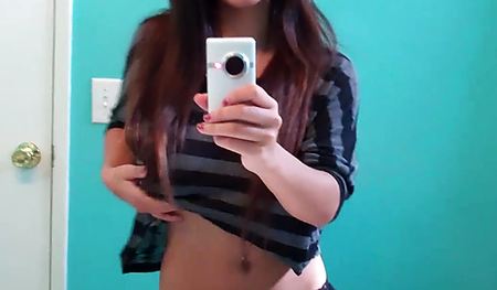 Гладит тело и снимает на телефон