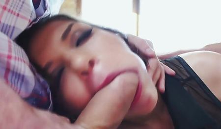 Шлюха ебется в жопу и ротик