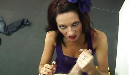 Худая девушка надрочила пенис