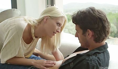 Ритмично трахает блондинку с маленькимим сиськами