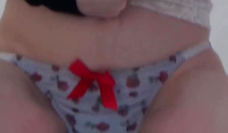 Игривая девушка писает сверху