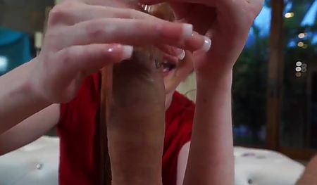 Рыжая девушка дрочит член с презервативом