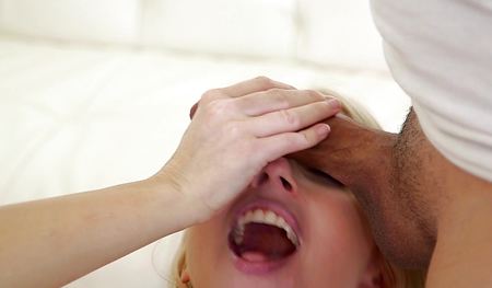 Шутрая блондинка насладилась стояком