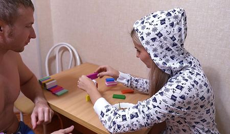 Блондинка проиграла в домики и расплатилась попкой