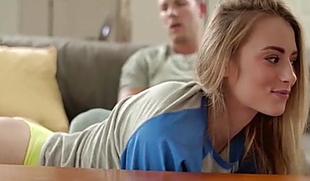 Симпатичная сводная сестра застряла в раковине и брат ее оттрахал