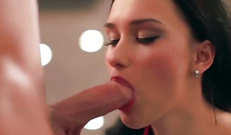 Качественный минет в исполнении миловидной брюнеточки члену ленивого хахаля