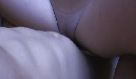 Пацанчик засунул девушке свой член между ног