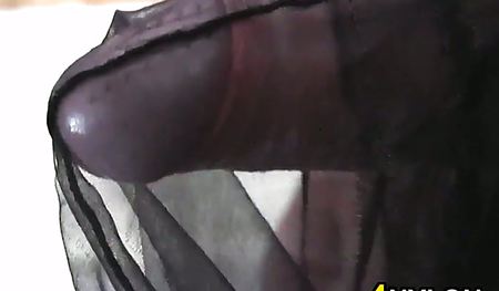 Девушка дрочит колготками член