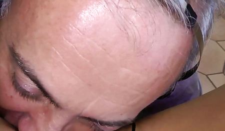 Настырный дед полизал блондинке киску