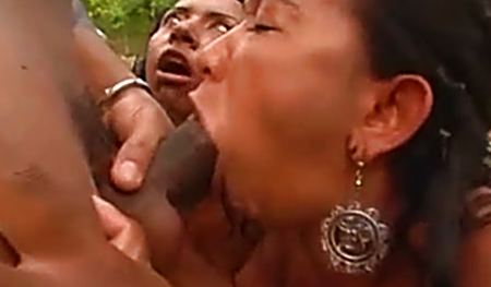 Две бабы развлекаются с хахалем