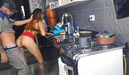 Темноволосая леди и сантехник разделяют жаркое мгновение на кухне