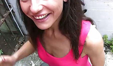 Парень ебет в трусиках местную молодую шалаву